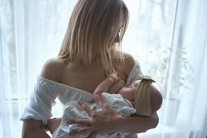 caucasico madre allattare sua bambino foto