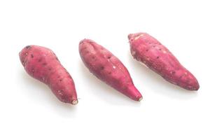 patate dolci giapponesi fresche su sfondo bianco foto