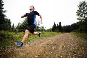 formazione jogger nella foresta nelle prime ore del mattino. foto