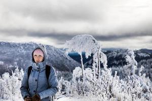 donna che fa un'escursione in alta montagna durante l'inverno