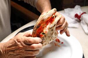 passo dopo passo guida su Come per mangiare autentico napoletano Pizza con il tuo mani foto