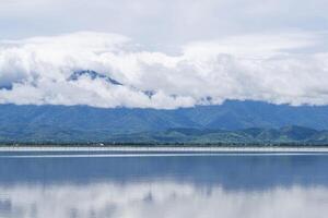 paesaggio panoramico Visualizza di il lago, foresta, e montagne nel Tailandia. bellissimo natura sfondo, guardare e sensazione rilassato. natura aiuta creare nuovo ispirazione per noi sempre foto