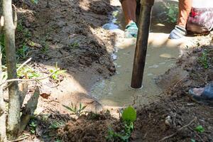 avvicinamento di lavoratori perforazione acque sotterranee fino a trovato acqua. acque sotterranee risolve acqua carenza i problemi. risolvere il siccità foto