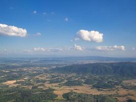 bellissimo paesaggio con montagne coperto con verde foresta. a volo d'uccello Visualizza. spazio per testo foto