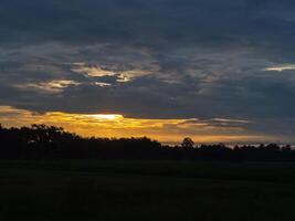 Alba con buio nube formazioni con natura sfondo foto