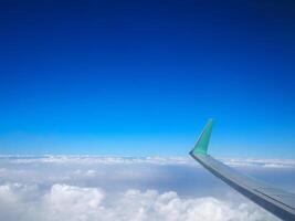 aereo Visualizza di Cloudscape visto attraverso il aereo finestra. sensazione la libertà e nuovo ispirazione. orizzonte sfondo con copia spazio per testo foto