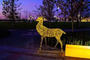 un' luminoso Natale cervo a partire dal ghirlande. foto