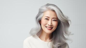 bellissimo anziano asiatico donna con raggiante salutare pelle avvicinamento. pubblicità di cosmetici, profumi, copia spazio foto