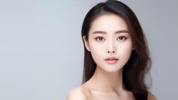 bellissimo giovane asiatico donna con raggiante salutare pelle avvicinamento. pubblicità di cosmetici, profumi, copia spazio foto