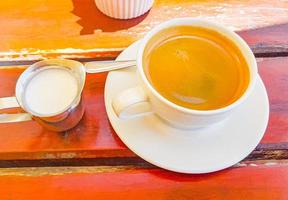 tazza di caffè sulla vecchia tavola di legno ristorante al litorale. foto