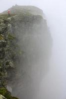 nebbia, nuvole, rocce e scogliere sulla montagna veslehodn veslehorn, norvegia. foto