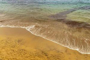 sfondo con onde nella spiaggia di canteras foto