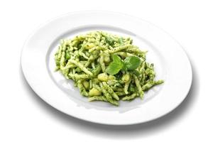 piatto di trofie al pesto genovese foto