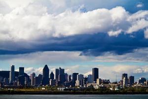 vista della città di montreal appena prima di una tempesta tutto il logo è stato rimosso. foto