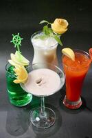 tre diversi drink su un tavolo foto