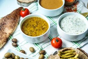 assortito ciotole di cibo su un' tavolo foto