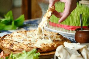 persona prende un' fetta di Pizza foto