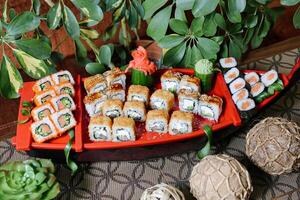 piatto pieno con Sushi e verdure foto