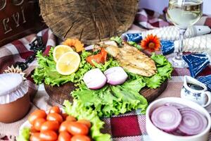 abbondante tavolo con assortito cibo e un' bicchiere di vino foto