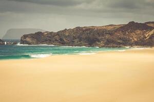 un' Visualizza di playa de las concha, un' bellissimo spiaggia su la graziosa, un' piccolo isola vicino lanzarote, canarino isole, nel il mezzo di il atlantico oceano. foto