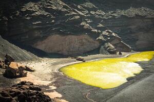 verde laguna a EL golfo, lanzarote, canarino isole, Spagna. foto