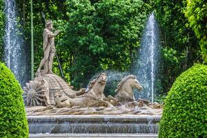 Fontana di Nettuno fuente de neptuno uno di il maggior parte famoso punto di riferimento di Madrid, Spagna foto