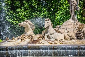 Fontana di Nettuno fuente de neptuno uno di il maggior parte famoso punto di riferimento di Madrid, Spagna foto