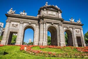 alcalà cancello puerta de alcalà - monumento nel il indipendenza piazza nel Madrid, Spagna foto