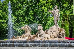 Fontana di Nettuno fuente de neptuno uno di il maggior parte famoso punto di riferimento di Madrid, Spagna foto