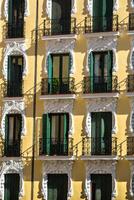 tipico edificio facciata su un' primavera giorno nel Madrid, Spagna foto