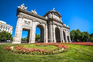 alcalà cancello puerta de alcalà - monumento nel il indipendenza piazza nel Madrid, Spagna foto