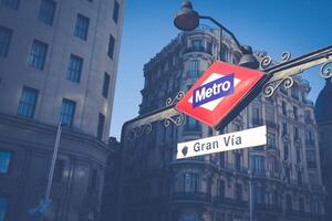 la metropolitana stazione segnale a nonna attraverso, Madrid, Spagna foto