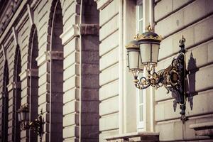 elegante città lanterna vicino reale palazzo nel Madrid foto