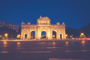 alcalà cancello puerta de alcalà - monumento nel il indipendenza piazza nel Madrid, Spagna foto