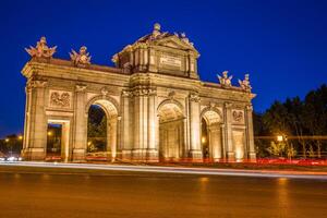 alcalà cancello puerta de alcalà - monumento nel il indipendenza piazza nel Madrid, Spagna foto