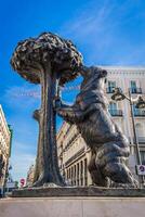 simbolo di Madrid - statua di orso e fragola albero, puerta del sol, Spagna foto