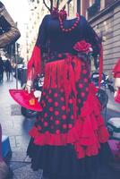 bellissimo tradizionale rosso flamenco vestito impiccato per Schermo nel un' negozio Spagna foto