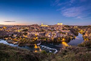 paesaggio urbano di Toledo con Alcazar al crepuscolo a Madrid Spagna foto