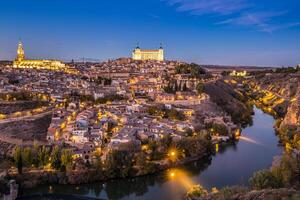 paesaggio urbano di Toledo con Alcazar al crepuscolo a Madrid Spagna foto