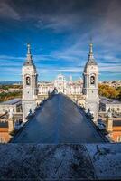 Cattedrale di santo Maria il reale di la almudena. Madrid è un' popolare turista destinazione di Europa foto