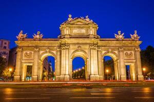 alcalà cancello puerta de alcalà - monumento nel il indipendenza piazza nel Madrid, Spagna foto