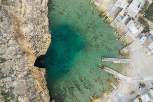 dwejra è un' laguna di acqua di mare su il isola di Gozo. aereo Visualizza di mare tunnel vicino azzurro finestra. mediterraneo mare. Malta foto