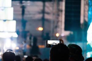 mano con un' smartphone record vivere musica Festival, assunzione foto di concerto palcoscenico, vivere concerto, musica Festival