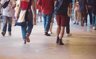 umano gambe di persone quale in attesa per musica Festival. foto