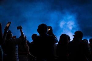 mano con un' smartphone record vivere musica Festival, assunzione foto di concerto palcoscenico, vivere concerto, musica Festival