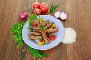 grigliato mumbar o salsiccia griglia con cipolla, pomodoro e coriandolo servito nel piatto isolato su tavolo superiore Visualizza di Arabo cibo foto