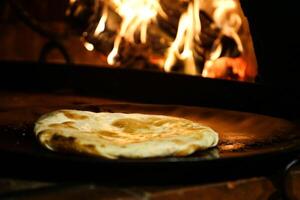 azzimo pane servito nel di legno tavola isolato su tavolo lato Visualizza di Arabo cibo foto