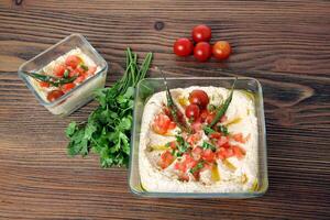 vecchio formaggio con pomodoro e coriandolo servito nel piatto isolato su di legno tavolo superiore Visualizza di Arabo cibo foto