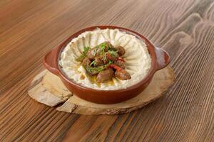 hummus salsiccia servito nel piatto isolato su di legno tavolo lato Visualizza di Arabo cibo foto