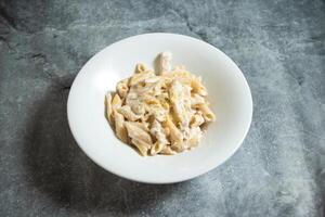 cremoso pollo pasta servito nel piatto isolato su sfondo superiore Visualizza di veloce cibo italiano cugino foto